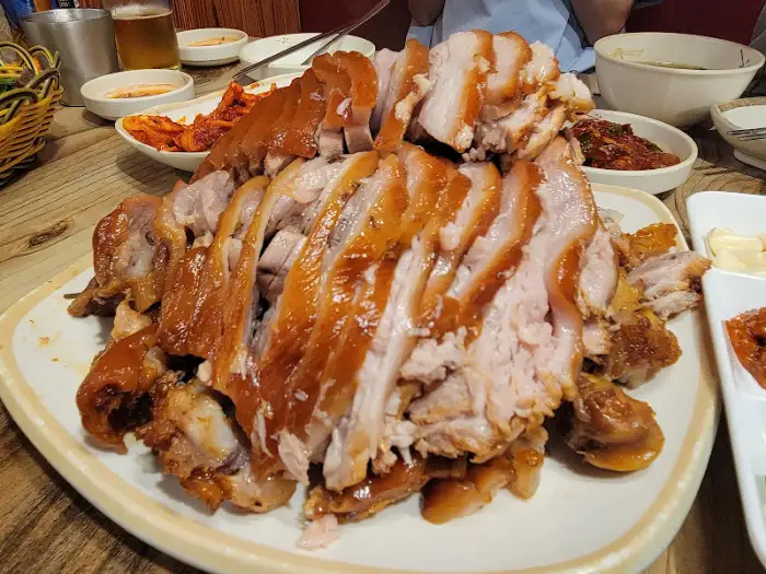 족발의 부드러운 속살이 보이는 클로즈업 사진