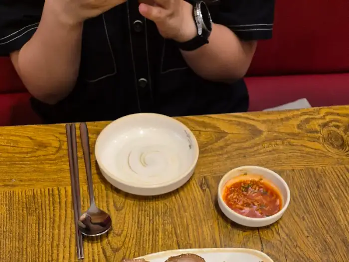 앞접시에 덜어낸 족발 한 점
