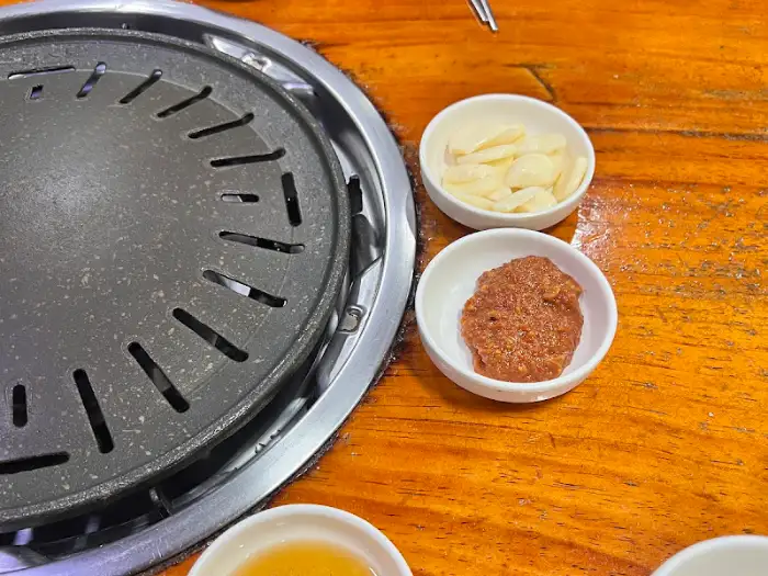 테이블 세팅과 쌈장, 마늘