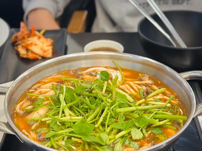 테이블 세팅과 샤브샤브 냄비