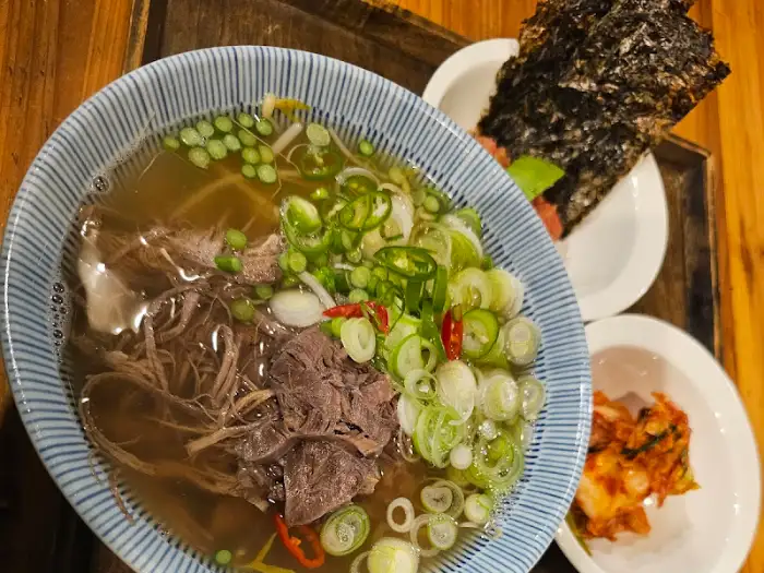 정갈하게 담긴 쌀국수와 곁들임 메뉴