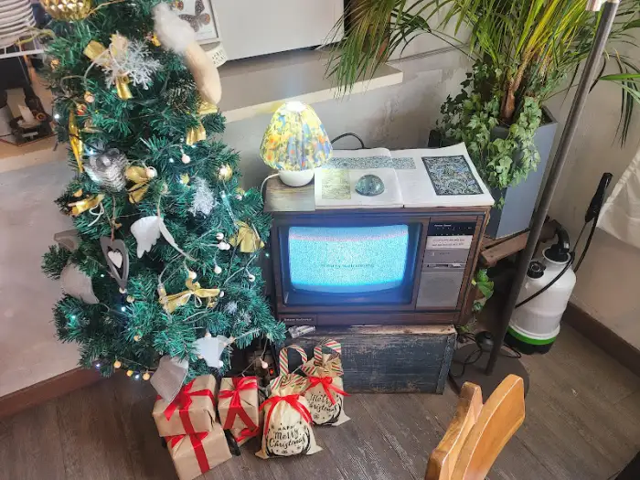 가게 내부 장식 - 크리스마스 트리와 빈티지 TV