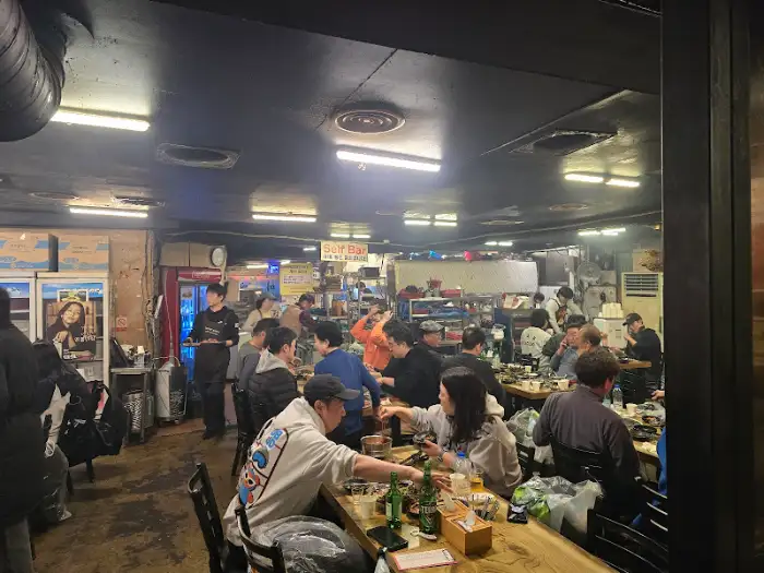 마포진짜원조최대포집 내부 전경