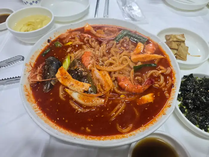 해산물이 풍성한 찜 요리