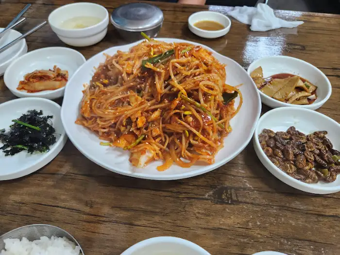 테이블에 놓인 찜 요리와 다양한 반찬들