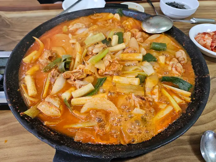 끓고 있는 물닭갈비 냄비 전체 모습