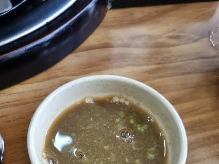 작은 종지에 담긴 와사비 간장 소스