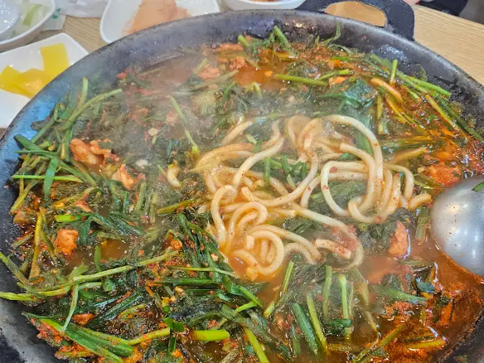 물닭갈비 국물에 볶음밥을 볶고 있는 모습