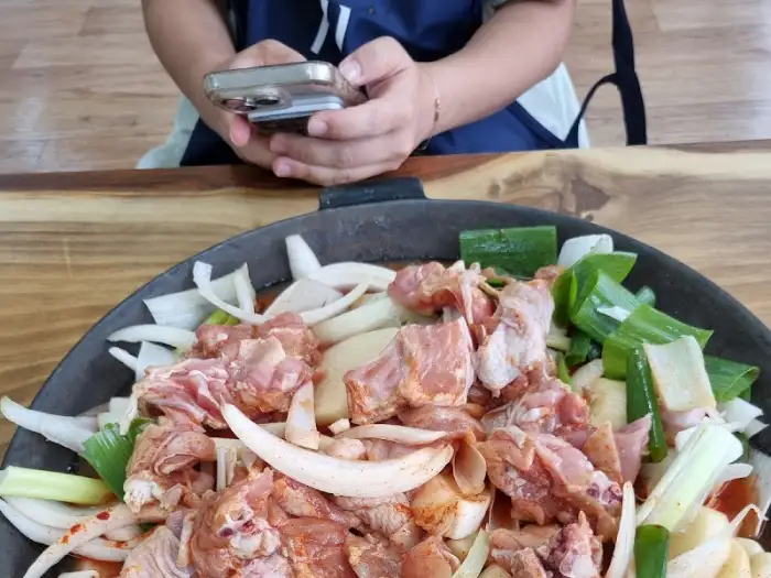 식사를 즐기는 손님의 모습과 테이블 풍경