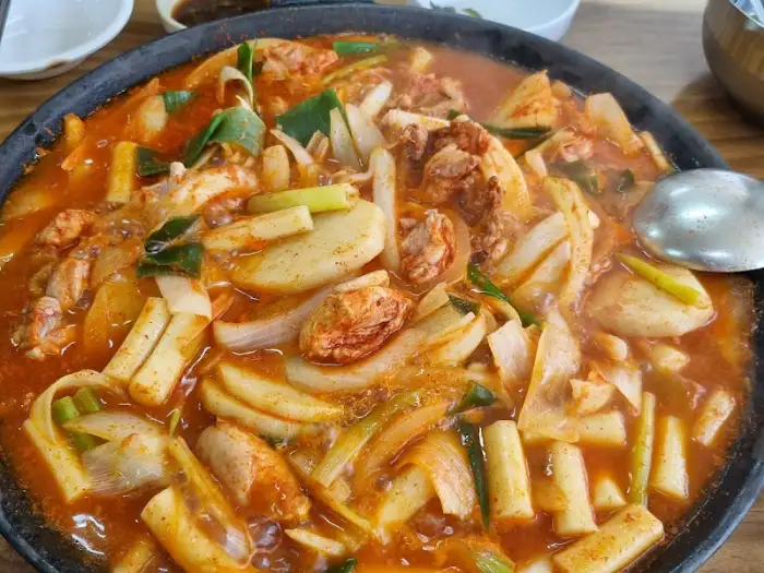 보글보글 끓고 있는 물닭갈비 냄비 근접 샷