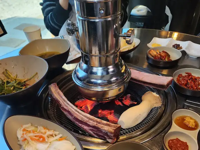 불판 위에서 맛있게 익어가는 고기와 버섯