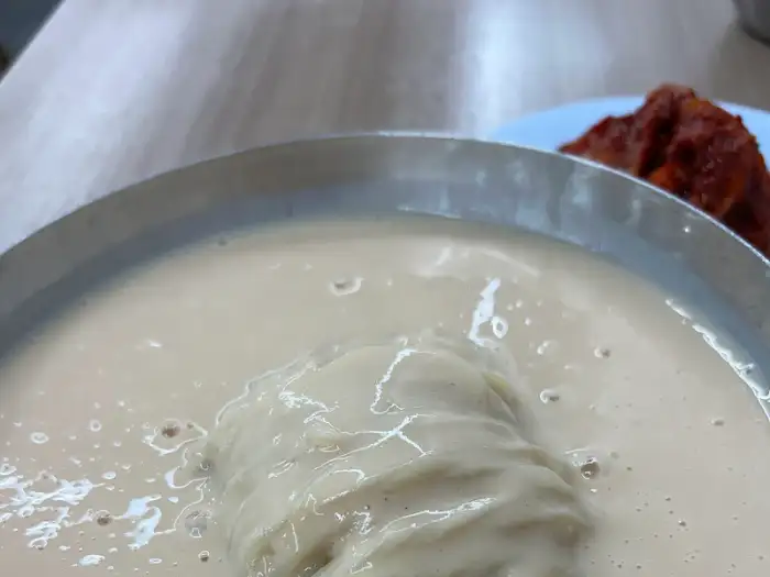 진주집 콩국물 질감