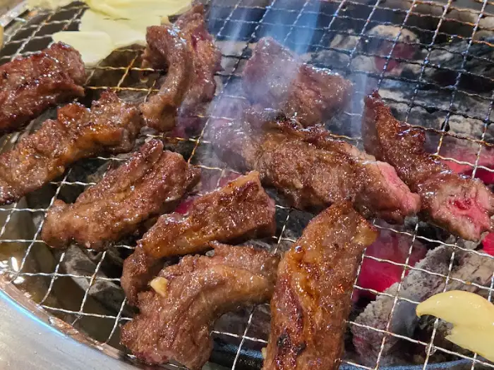 숯불 위에서 맛있게 익어가는 양념 소갈비살