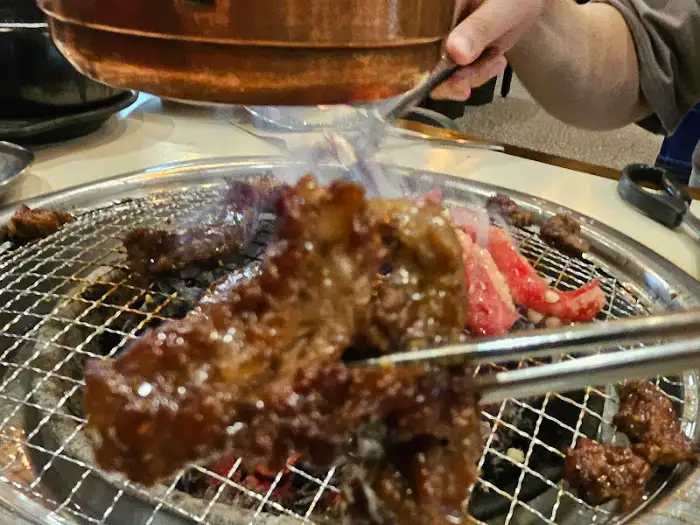 집게로 집어 올린 육즙 가득한 소갈비살