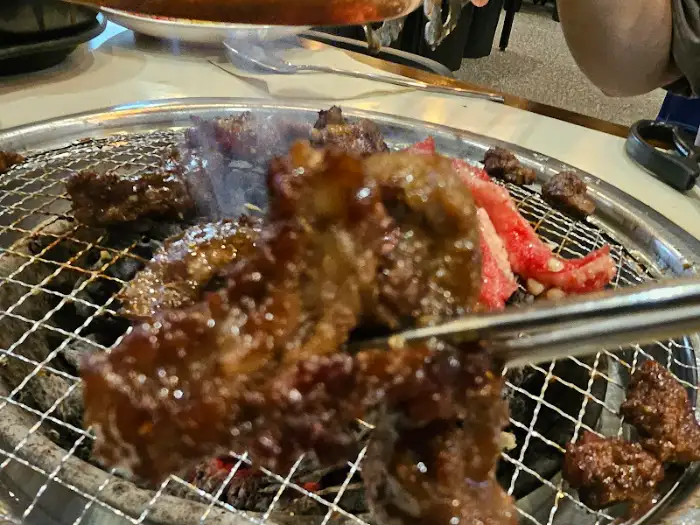 불판 위에서 맛있게 익어가는 소갈비살 클로즈업