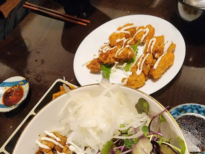 푸짐하게 나온 꼬치구이 요리