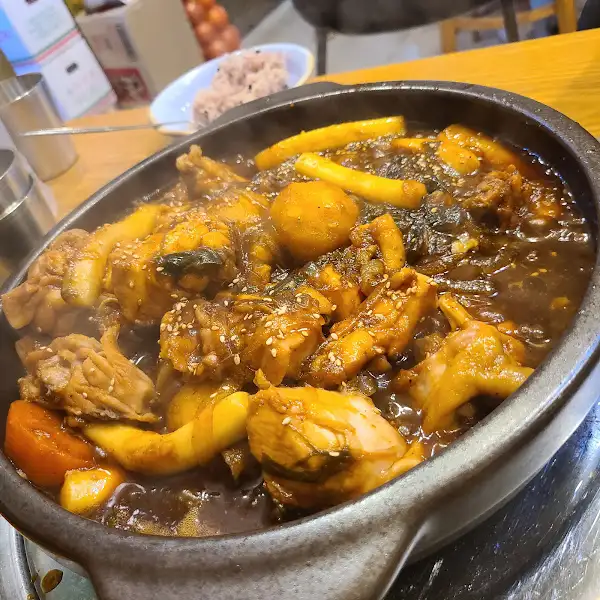 묵은지 닭볶음탕 메인 요리 사진