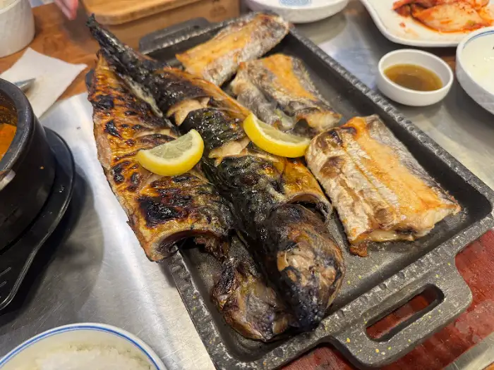 화덕에 구워진 고등어구이