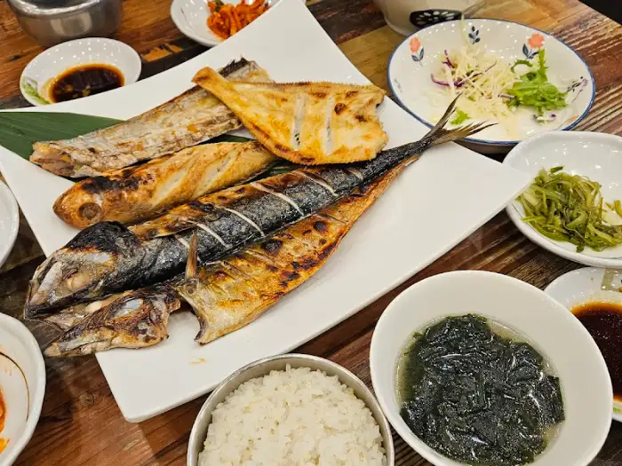 다양한 종류의 생선구이 한 상