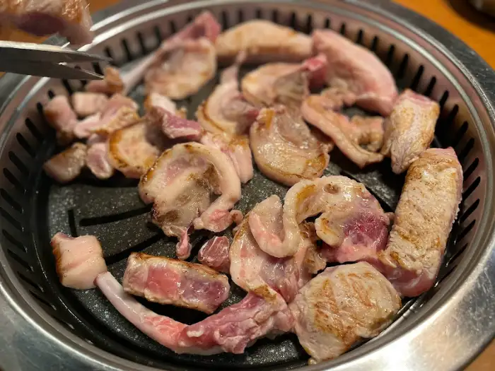 불판 위에서 구워지는 고기