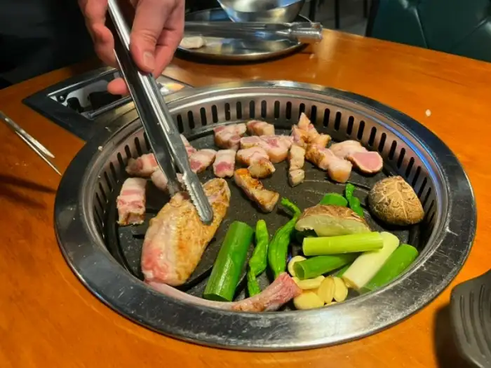 불판 위에서 맛있게 익어가는 고기