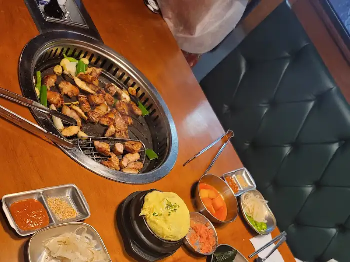 맛있게 익은 고기와 곁들임 메뉴