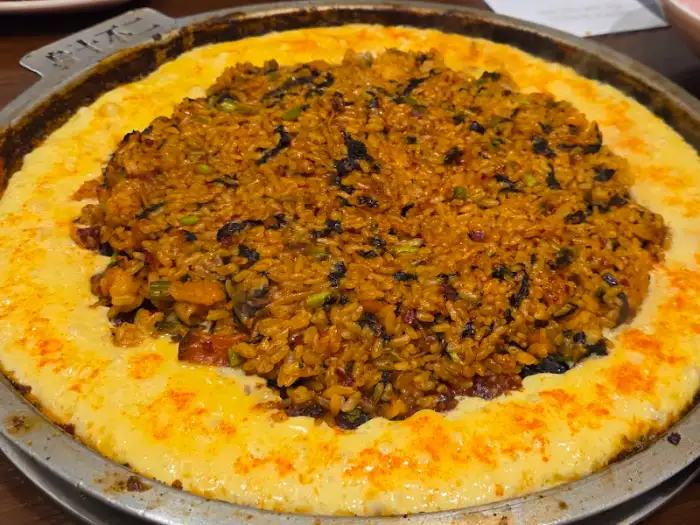 치즈와 함께 볶아진 밥
