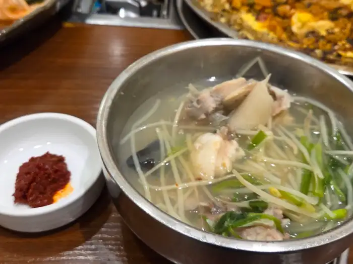 맑은 복어탕 한 그릇과 곁들임 양념