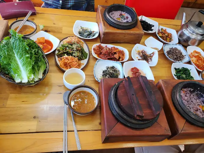 푸짐하게 차려진 솥밥 한상차림