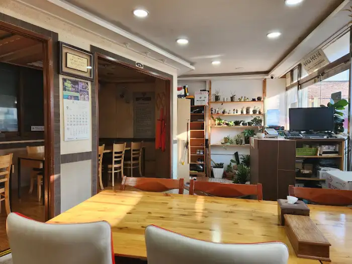 식당 내부 모습, 테이블과 의자