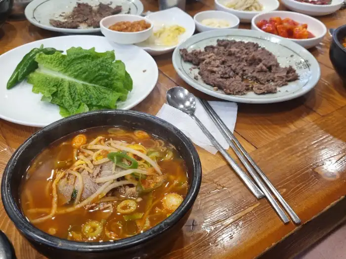 식탁 위 음식 전체 모습