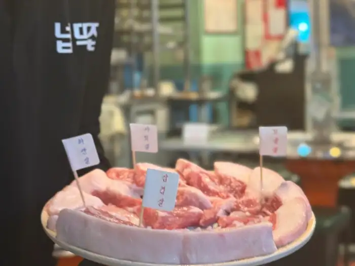 꼬치가 꽂힌 신선한 돼지고기