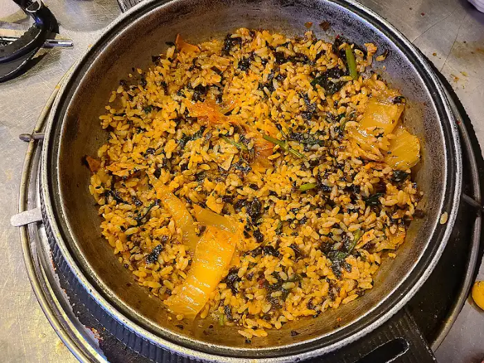 김치와 함께 볶아진 밥