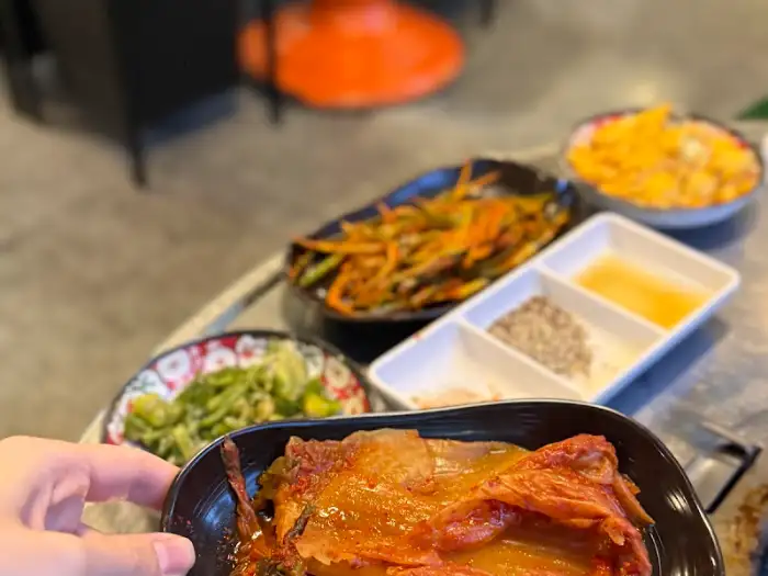 다양한 반찬과 소스