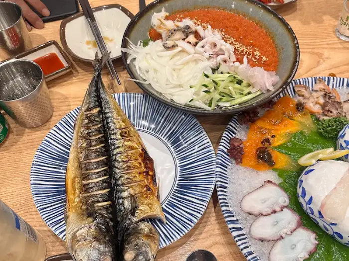 구운 생선과 해산물 요리