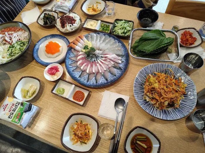 다양한 찬과 함께 차려진 한 상