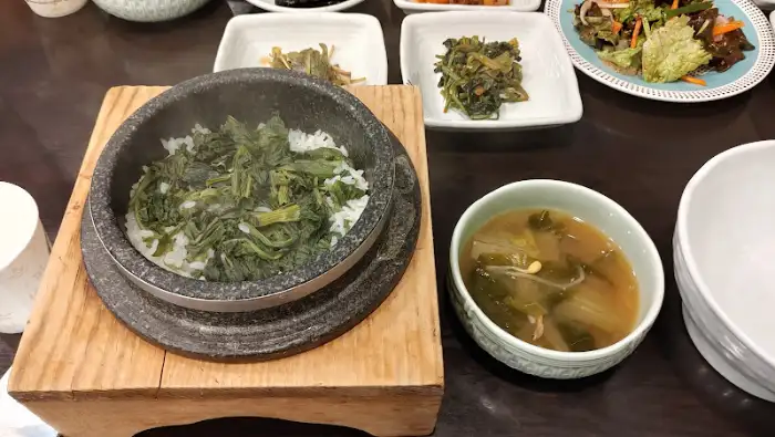 돌솥밥과 곁들임 반찬
