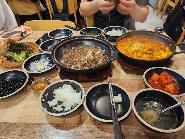 다양한 밑반찬과 함께 차려진 식사
