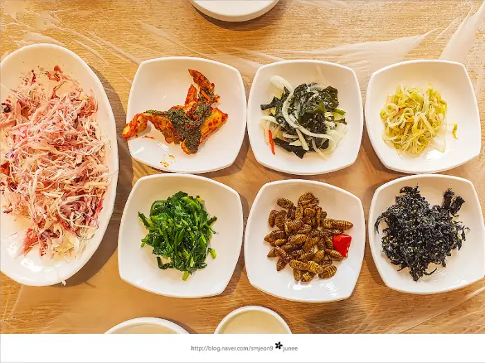 다채로운 밑반찬이 놓인 식탁 풍경