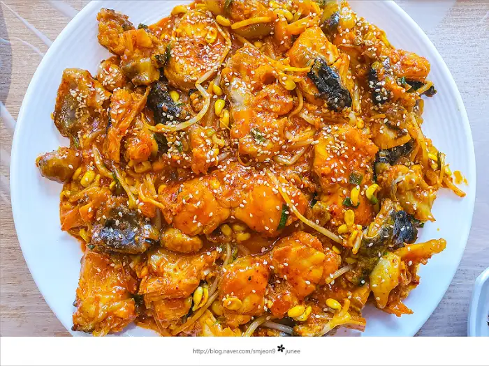 푸짐하게 담긴 아구찜