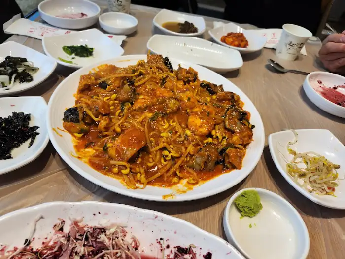 다양한 해산물과 채소가 어우러진 메인 요리
