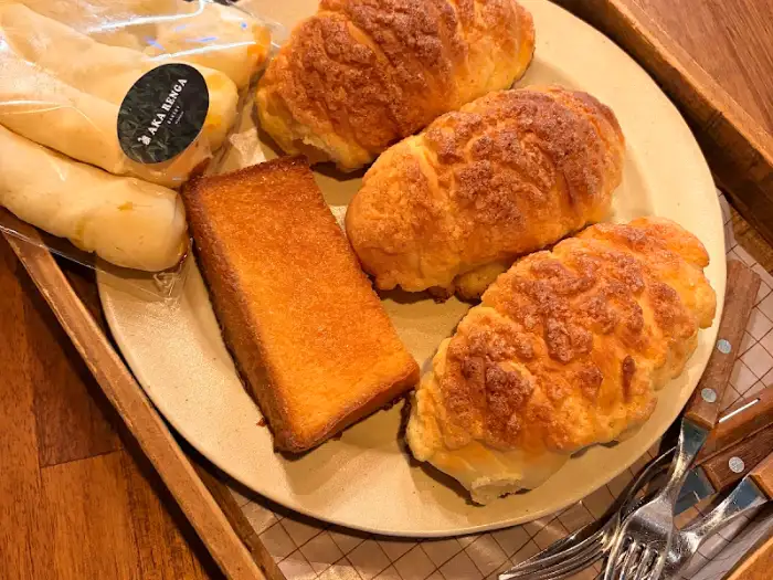 접시에 담긴 따끈한 크로와상과 구운 식빵 조각