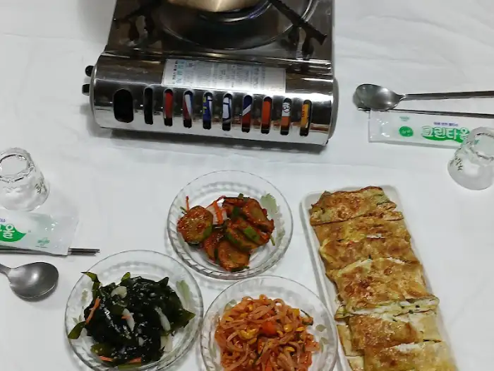 테이블 위에 놓인 휴대용 버너와 반찬들