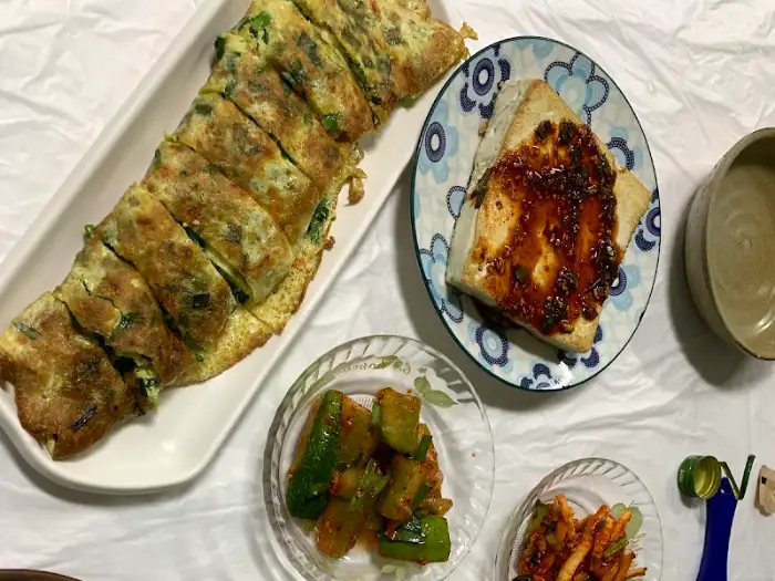 접시에 담긴 계란말이와 볶음 요리