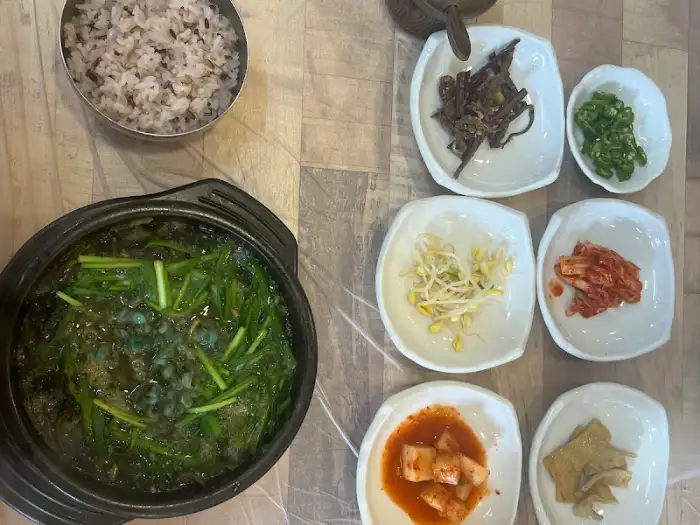 다양한 밑반찬과 밥, 그리고 올갱이 해장국이 함께 나온 상차림