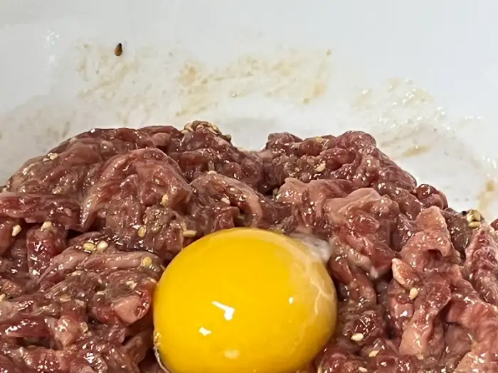 육회에 계란 노른자를 얹은 모습