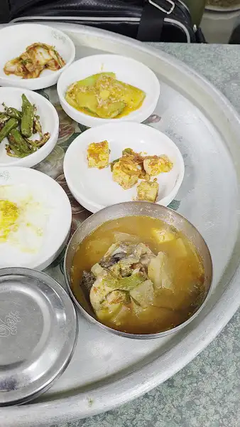 쟁반에 여러 가지 반찬과 밥, 숭늉이 담겨있는 모습