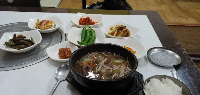 쟁반에 놓인 국과 밥, 그리고 여러 가지 반찬들