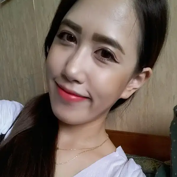여성 모델의 셀카