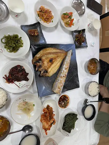 윤기가 흐르는 갓 지은 밥과 구수한 된장찌개